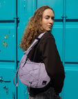 Person iført HAZE crossbody taske i Concrete Lilac