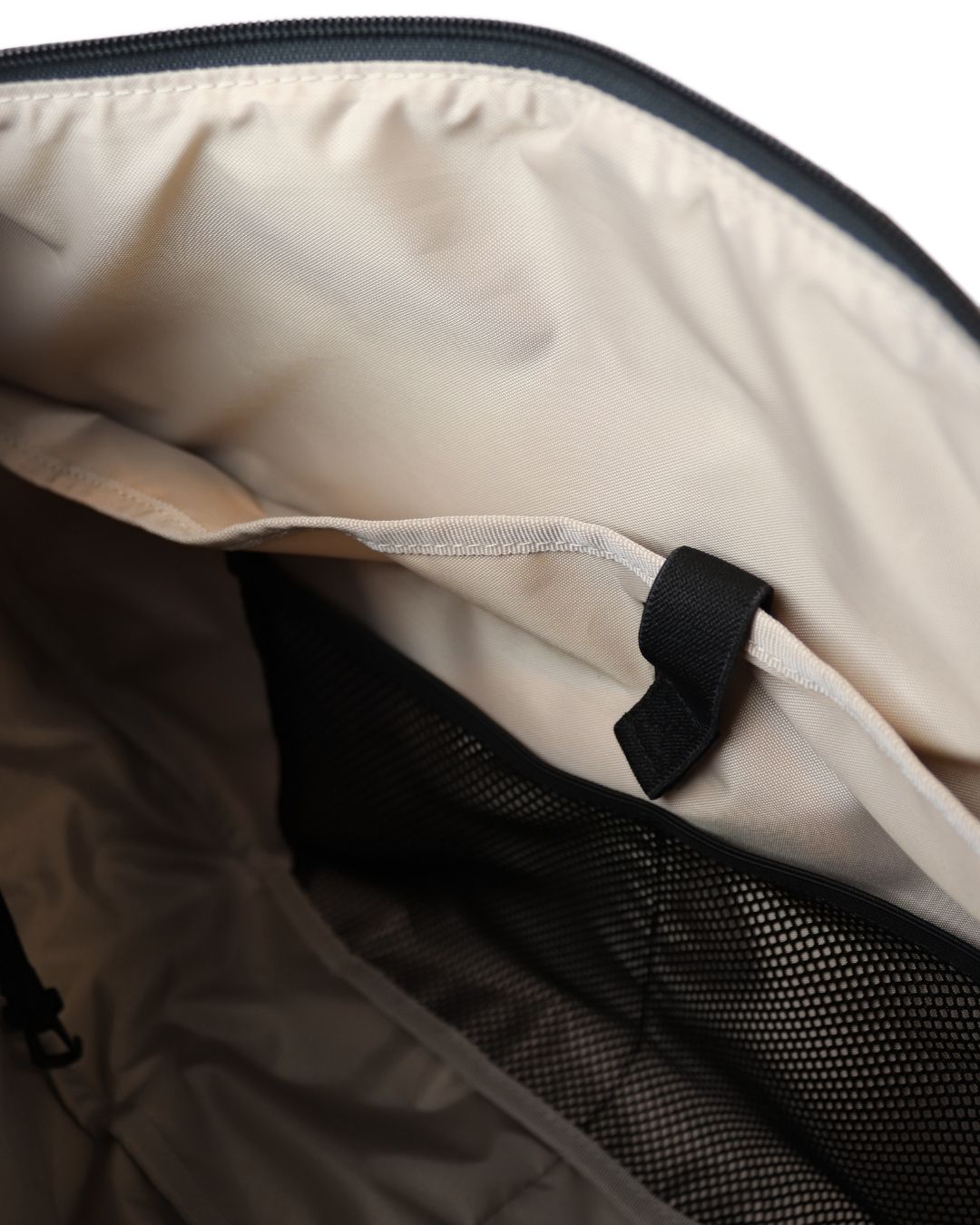 Kintobe JUNO Half-moon taske - Jet Black